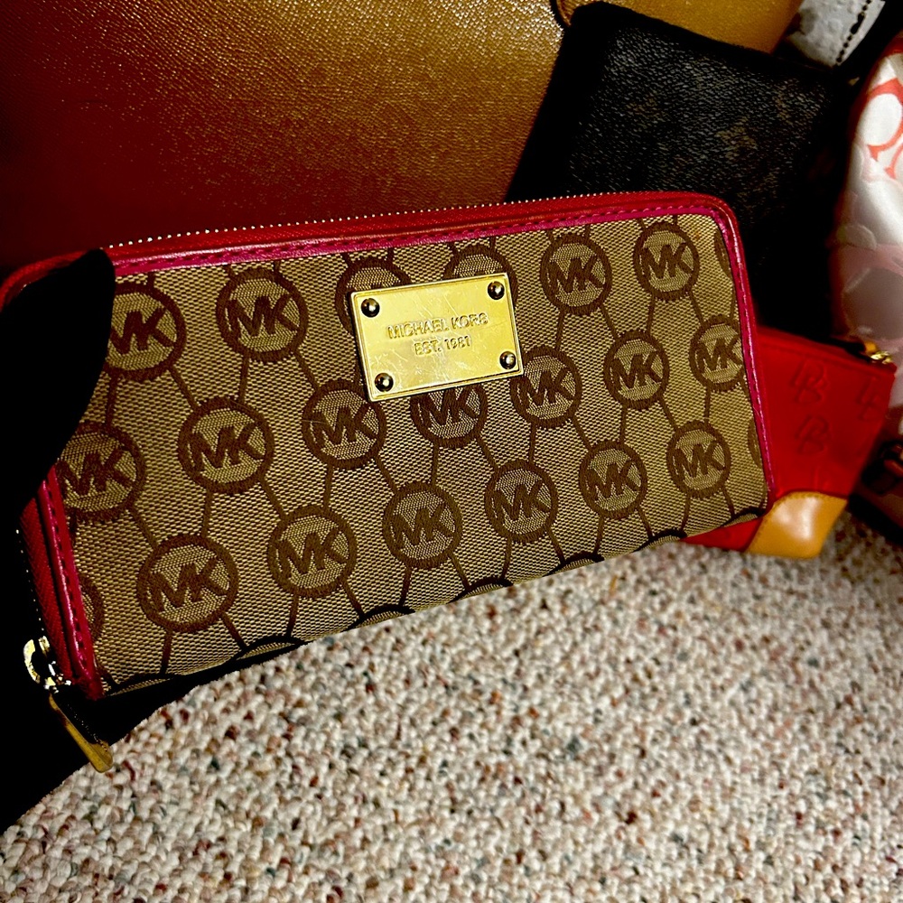 Michael Kors, pink outline wallet